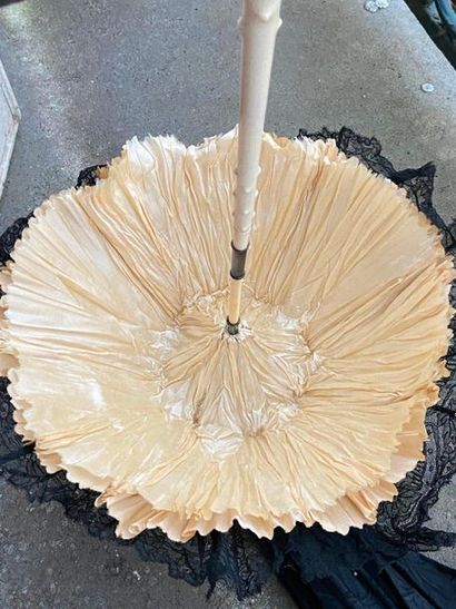 Lot including 2 black lace parasols and a...