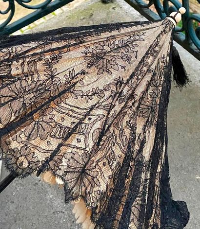 Lot including 2 black lace parasols and a...