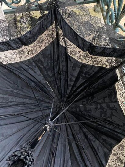 Lot including 2 black lace parasols and a...