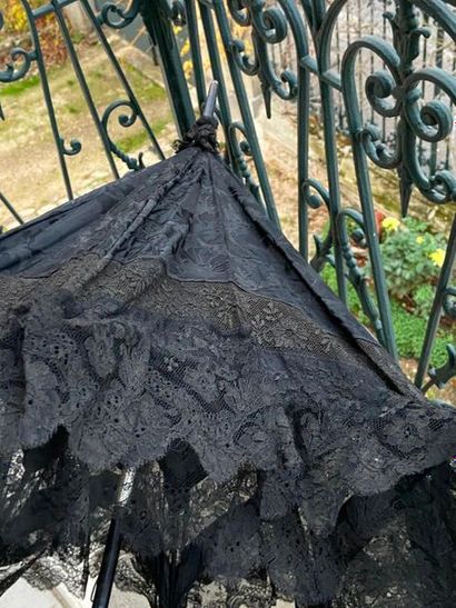 Lot including 2 black lace parasols and a...