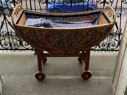 Cradle in wood and wicker

(sold as is)

(LOT...