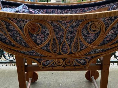 Cradle in wood and wicker

(sold as is)

(LOT...
