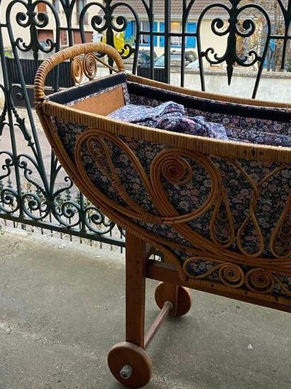 Cradle in wood and wicker

(sold as is)

(LOT...