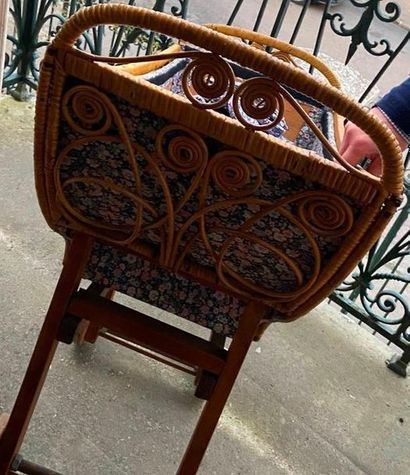 Cradle in wood and wicker

(sold as is)

(LOT...
