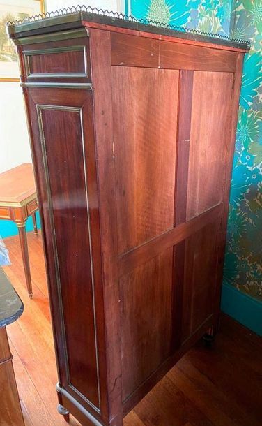 Louis XVI style display case with brass fillets...