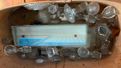 Lot of glassware: door handles, plates, caps,...