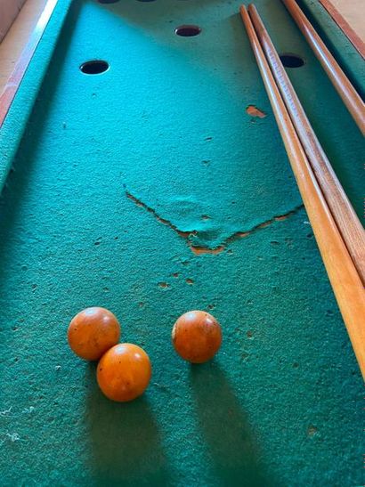 Mini billiard table 

3 balls, 3 sticks 

(sold...