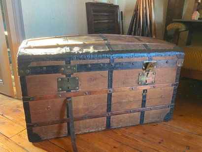 Travel trunk as is

H: 46 cm

86 x 48 cm...