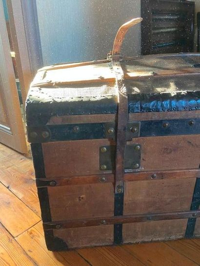 Travel trunk as is

H: 46 cm

86 x 48 cm...
