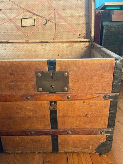 Travel trunk as is

H: 46 cm

86 x 48 cm...