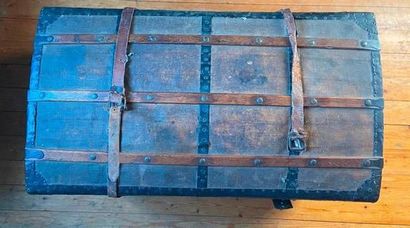 Travel trunk as is

H: 46 cm

86 x 48 cm...