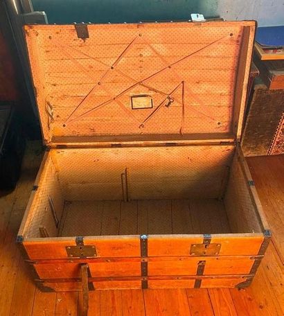 Travel trunk as is

H: 46 cm

86 x 48 cm...