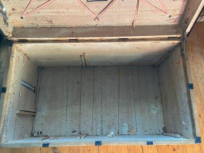 Travel trunk as is

H: 46 cm

86 x 48 cm...