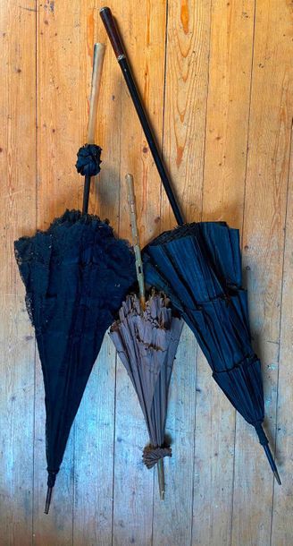 Set of 3 umbrellas

(sold as is)