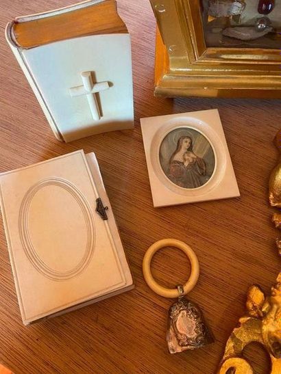 Religious lot including a reliquary showcase,...