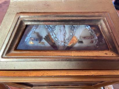 Religious lot including a reliquary showcase,...
