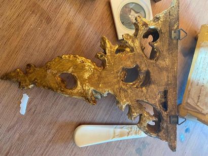 Religious lot including a reliquary showcase,...