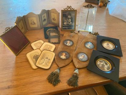Set of frames and small miniatures

(sold...