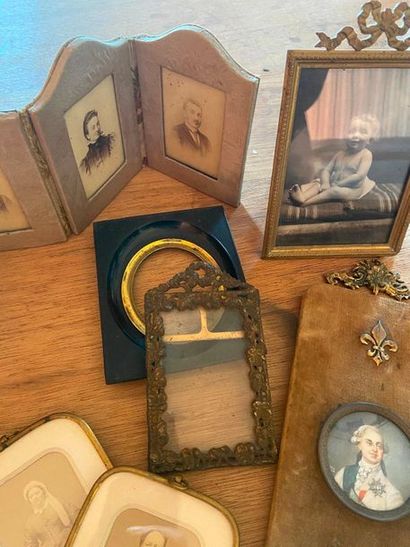 Set of frames and small miniatures

(sold...