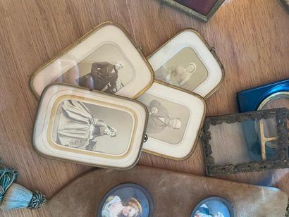 Set of frames and small miniatures

(sold...