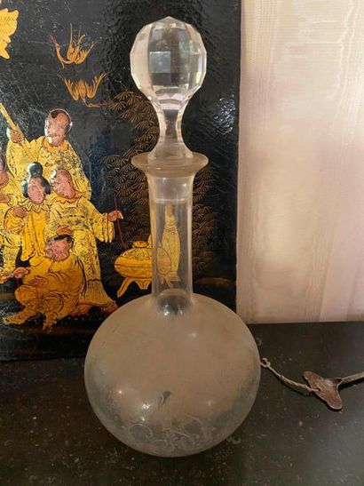 Lot comprenant un panneau laqué à décor chinoisant,...