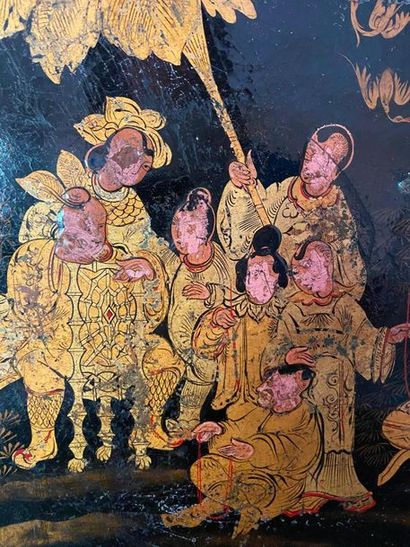 Lot comprenant un panneau laqué à décor chinoisant,...