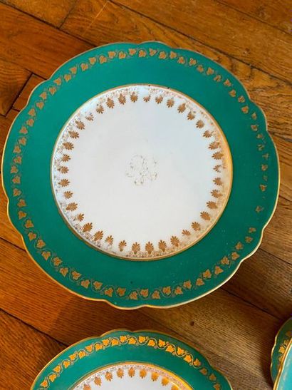 Partie de service en porcelaine à décor de...