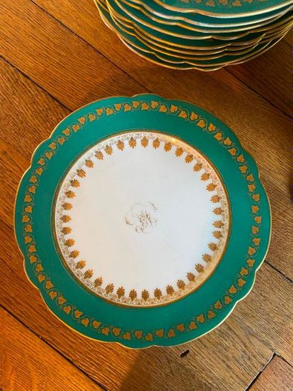Partie de service en porcelaine à décor de...
