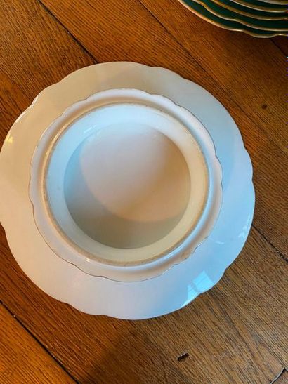 Partie de service en porcelaine à décor de...