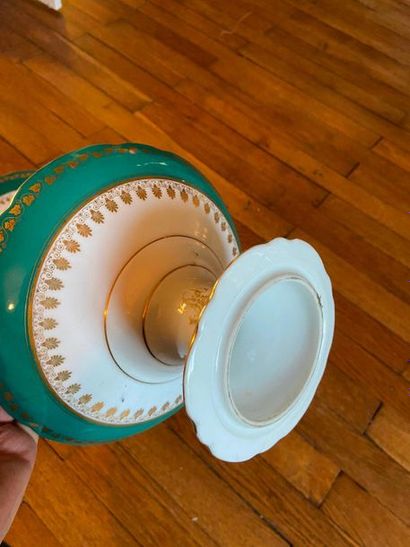 Partie de service en porcelaine à décor de...