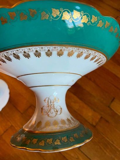 Partie de service en porcelaine à décor de...