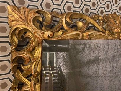 Miroir cadre à décor de feuilles d'acanthes...