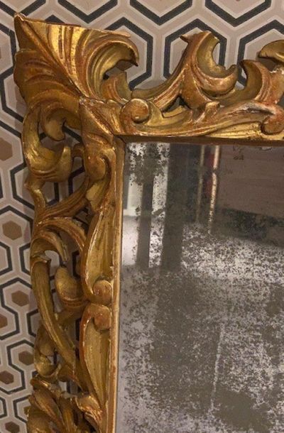 Miroir cadre à décor de feuilles d'acanthes...