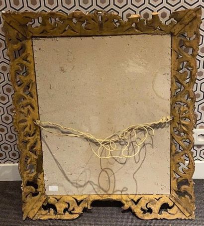 Miroir cadre à décor de feuilles d'acanthes...