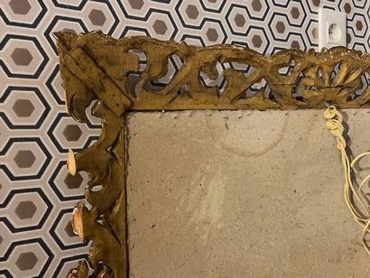 Miroir cadre à décor de feuilles d'acanthes...