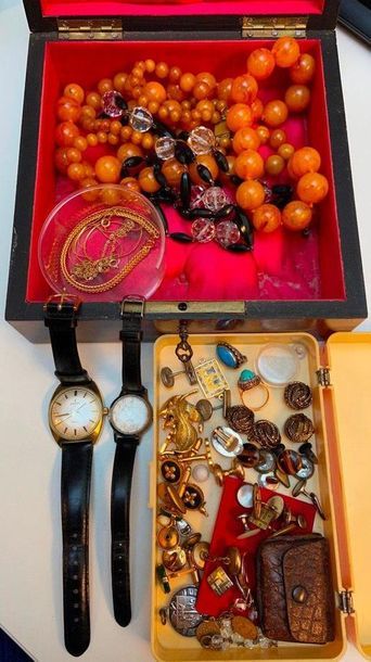 Lot de bijoux fantaisie comprenant deux colliers,...