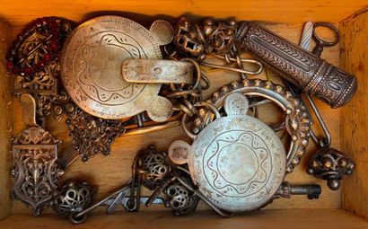 Lot de bijoux fantaisie comprenant deux colliers,...