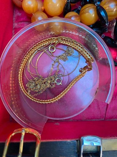 Lot de bijoux fantaisie comprenant deux colliers,...