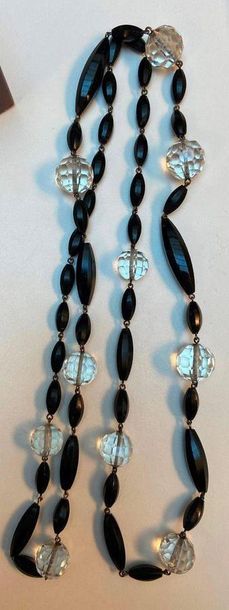 Lot de bijoux fantaisie comprenant deux colliers,...