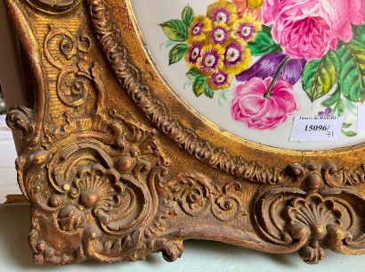 Painted plate with floral decoration

46...