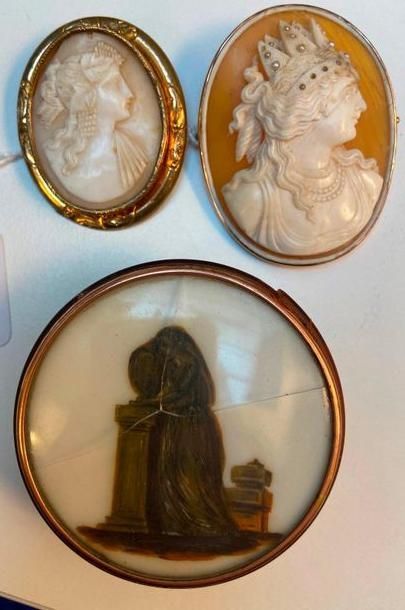 Deux camées coquille montés en broche, profil...