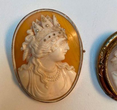 Deux camées coquille montés en broche, profil...