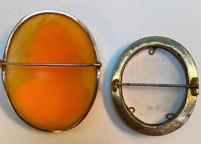 Deux camées coquille montés en broche, profil...