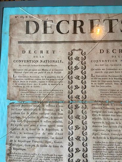 Deux encadrés Décret de la convention nationale

On...