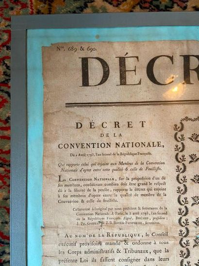 Deux encadrés Décret de la convention nationale

On...