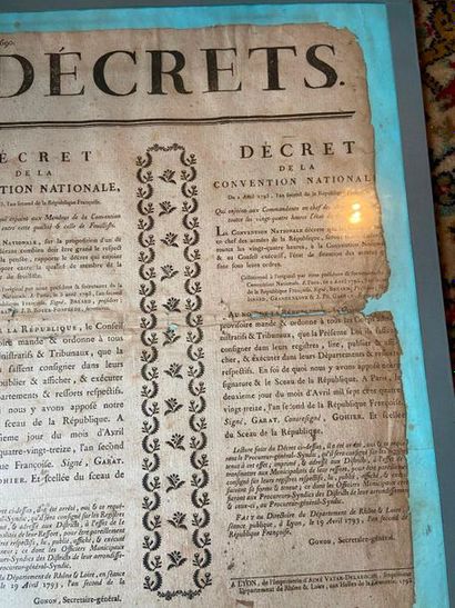 Deux encadrés Décret de la convention nationale

On...