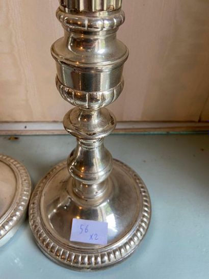 Paire de pique cierge en métal argenté, à...