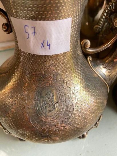 Ensemble en métal argenté comprenant une...