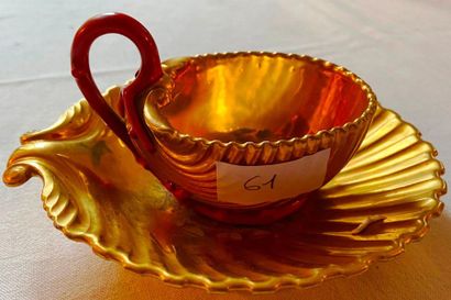 Tasse et sa sous tasse en porcelaine de Paris...