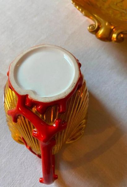 Tasse et sa sous tasse en porcelaine de Paris...